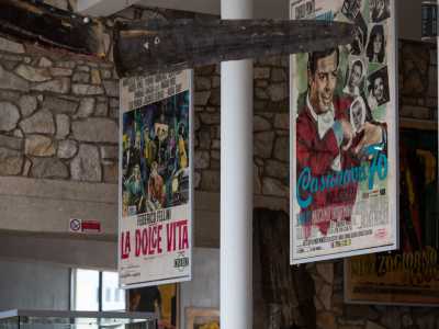 Custodite in espositori ci sono poi manifesti e locandine dei film pi� disparati realizzati da illustratori, grafici e cartellonisti del XX secolo. Si va da �Casanova 70� a �La dolce vita�
